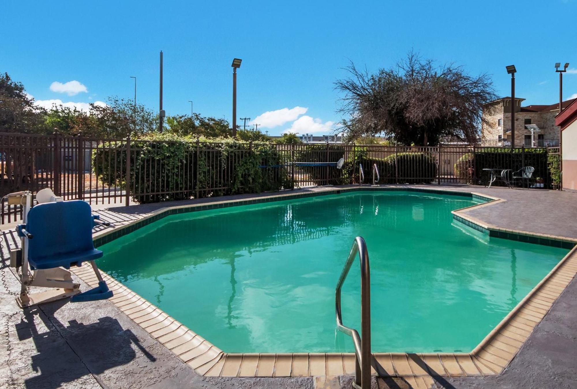 Hometowne Studios By Red Roof San Antonio - Seaworld Northwest Luaran gambar